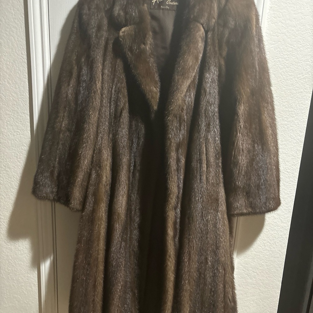 Full length ladies fur coat. Size: Large